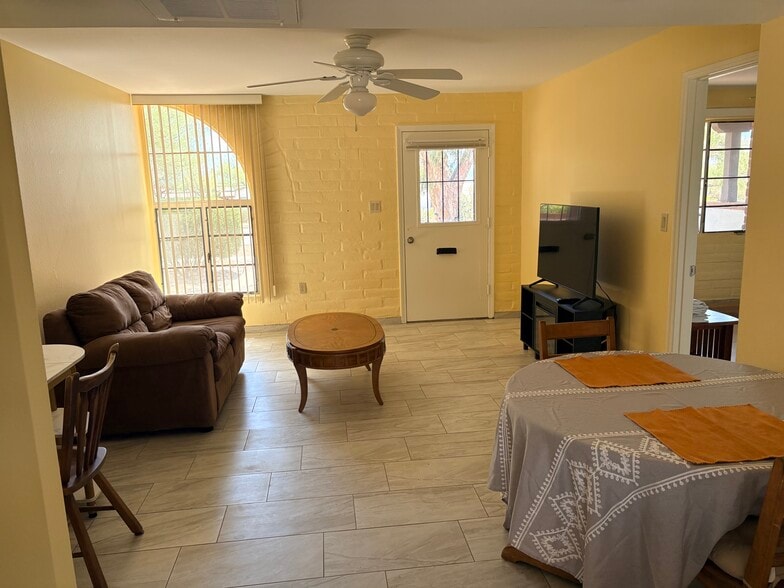 Building Photo - 484 S La Canada Dr