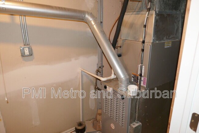 Building Photo - 5 E Judith Ann Dr