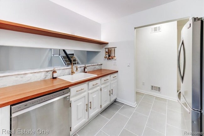 Building Photo - 1631 S Hill Blvd