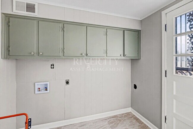 Building Photo - A MUST SEE LOCATED IN A BEAUTIFUL PART OF THE CITY!!!!!! SECTION 8 WELCOMED!!