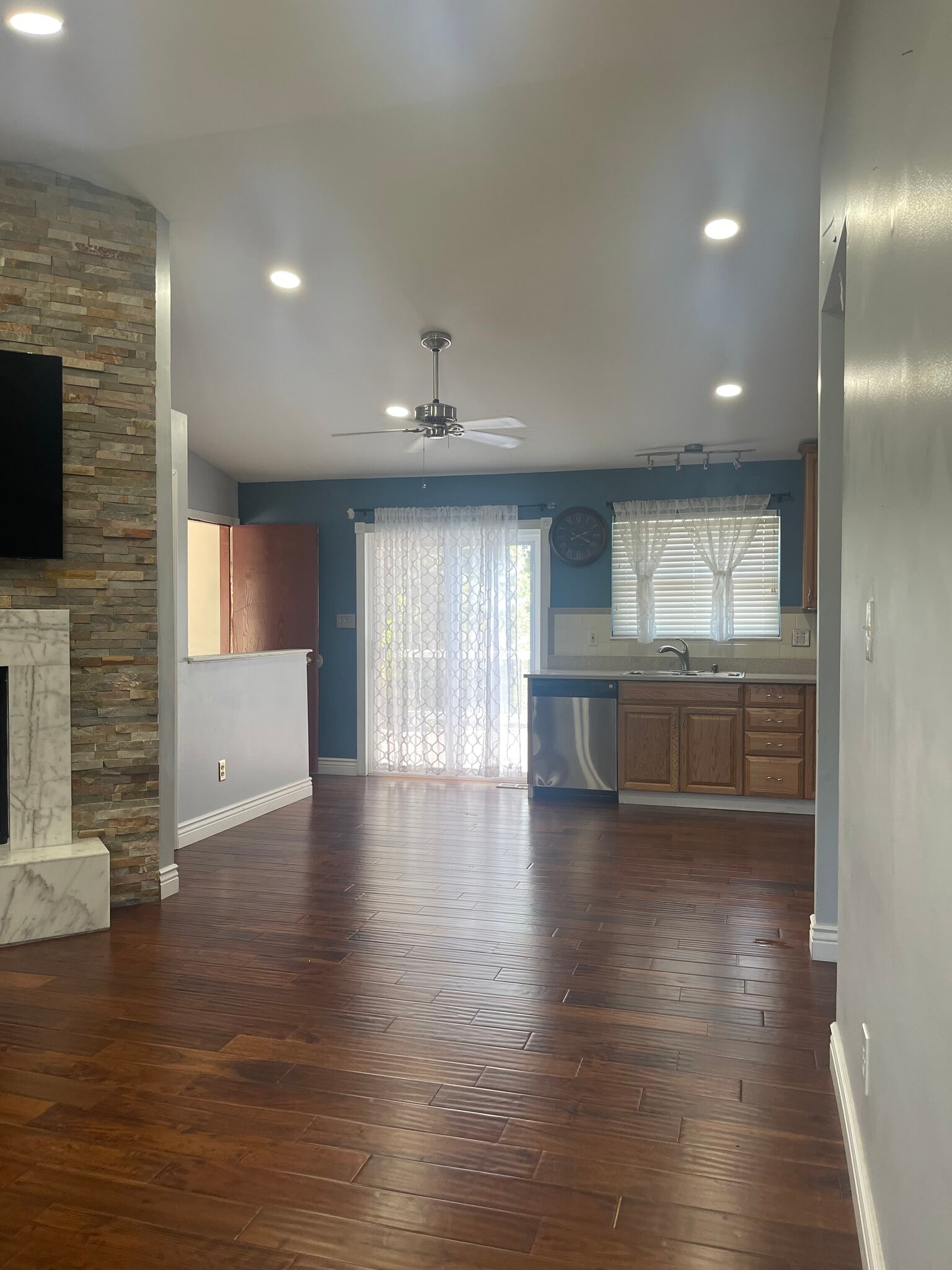 Building Photo - 563 Summit Hills Dr