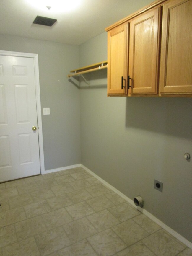 Building Photo - 3 Bedroom, 2 Bathroom Updated Home in Elk ...