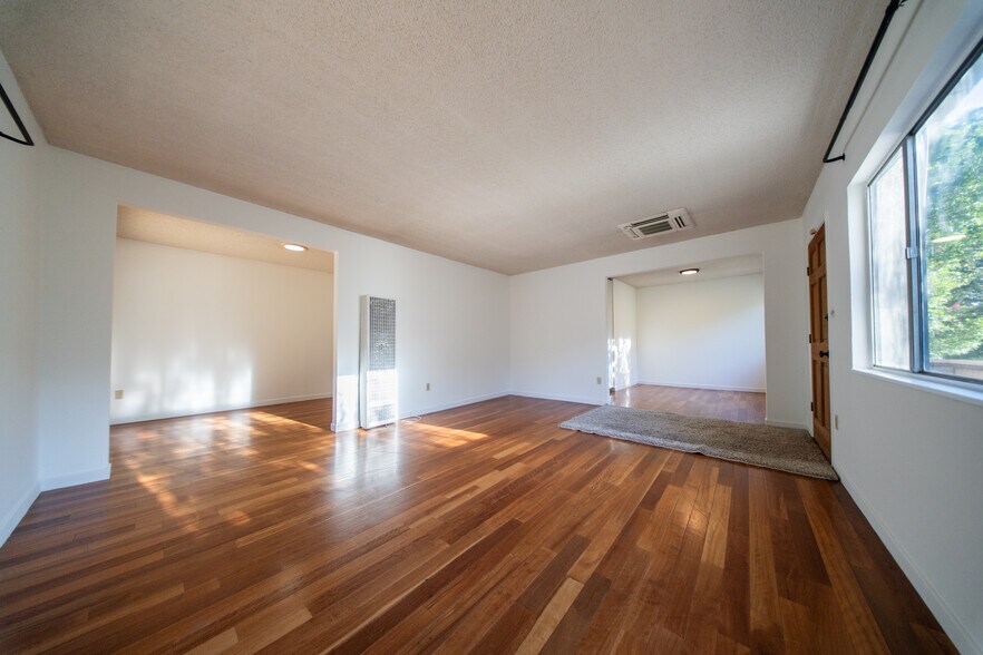 Building Photo - 8639 Crescent Dr