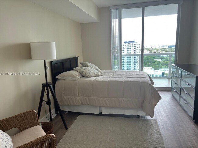 Building Photo - 1800 N Bayshore Dr