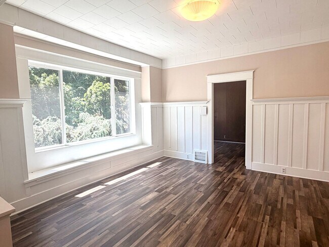 Building Photo - Beautifully Updated Craftsman in the Heart of North Tacoma