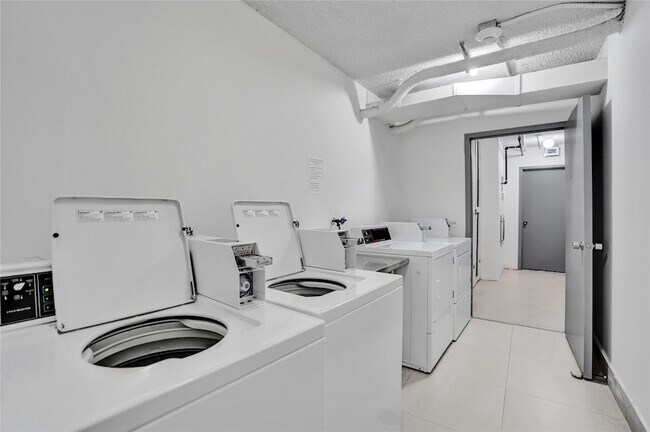 Building Photo - 1150 Hillsboro Mile Unit 1016