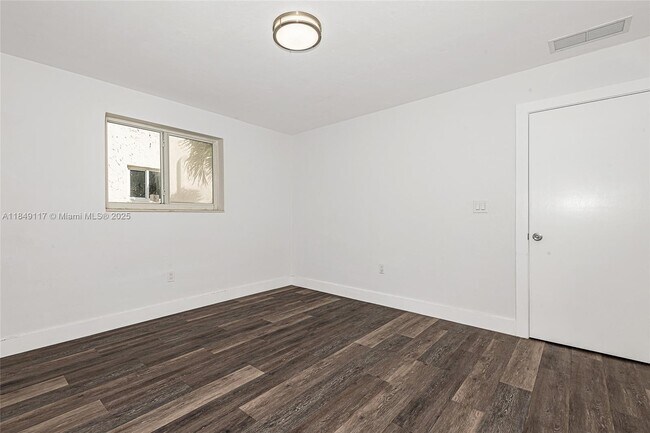Building Photo - 6910 Bay Dr