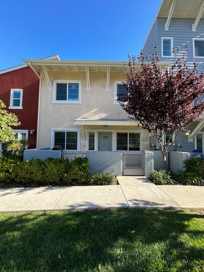 Building Photo - 824 Lawrence Dr