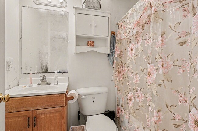 Building Photo - 412 N Thayer St