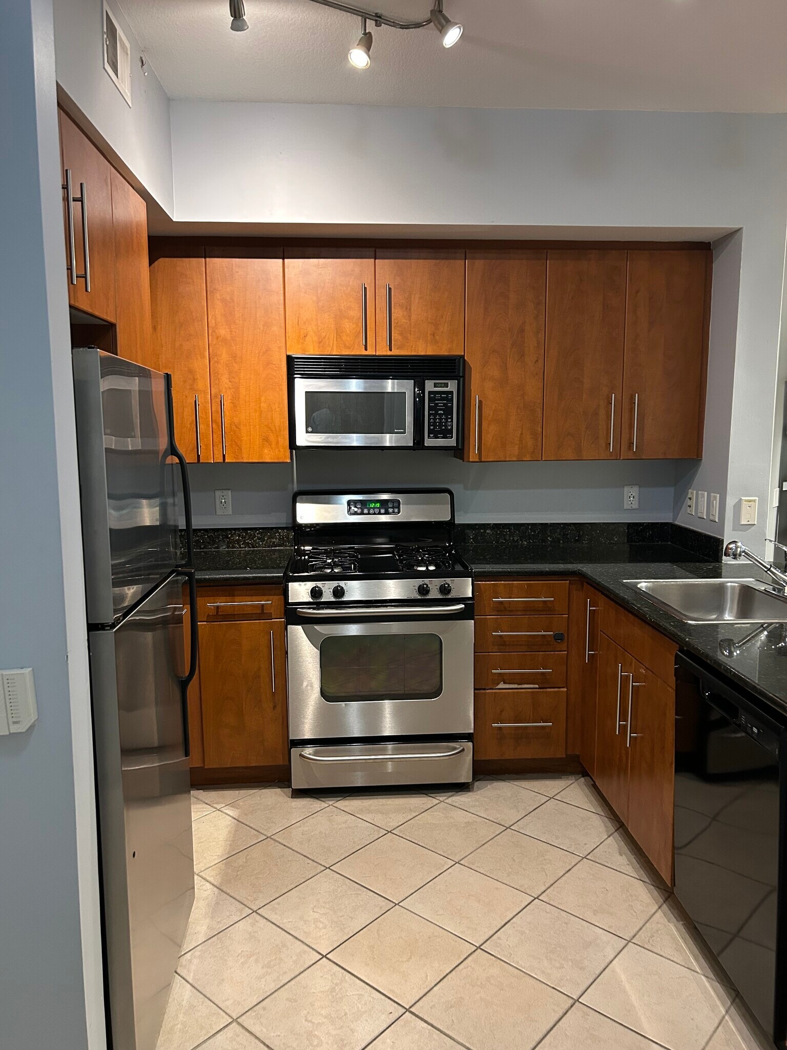 Building Photo - 1021 N Garfield St