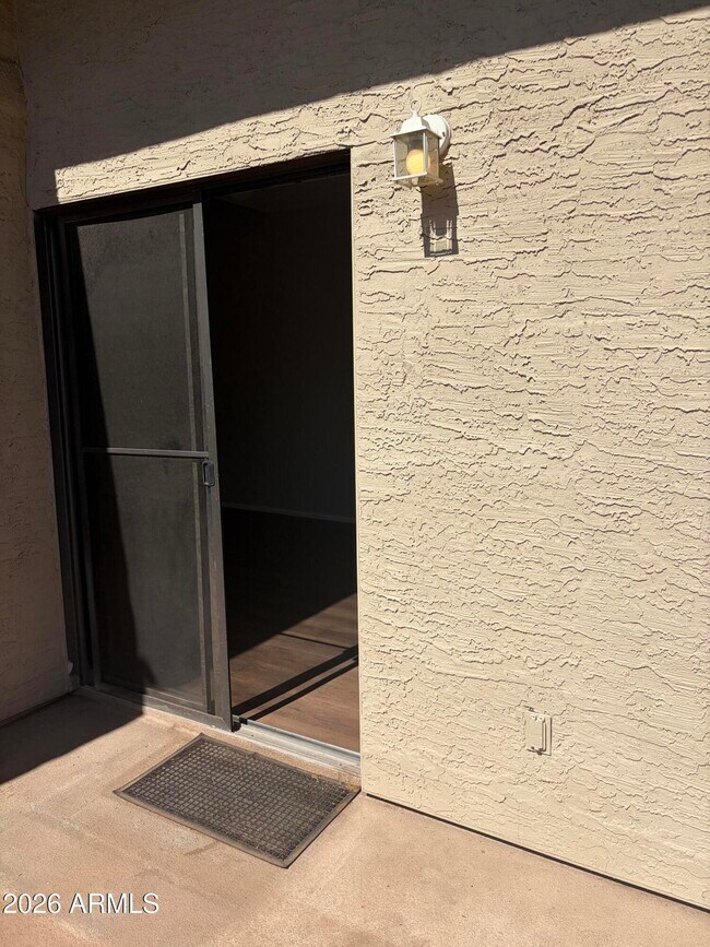 Building Photo - 930 N Mesa Dr