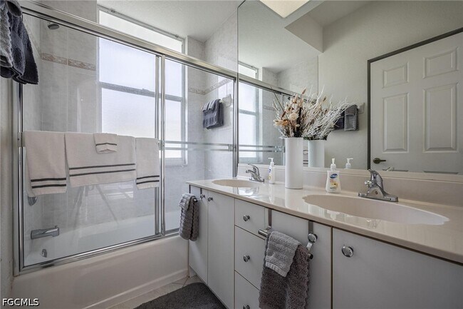 Building Photo - 4412 SW 26th Ave