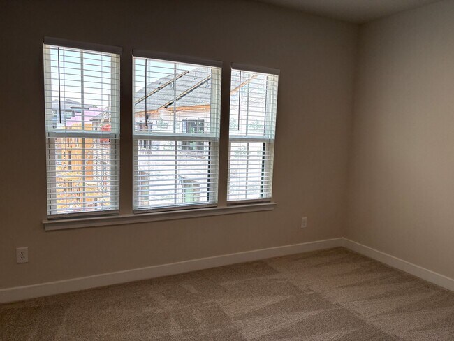 Building Photo - Pristine, move-in ready Townhome located i...