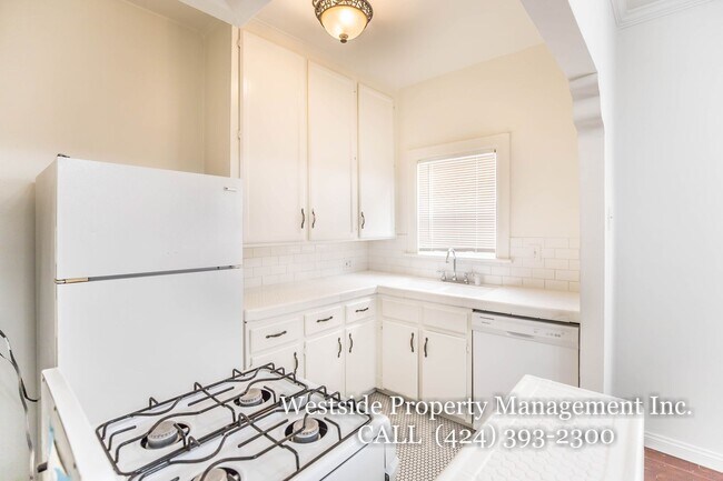 Building Photo - 1437 1/2 N. Las Palmas Ave.-
