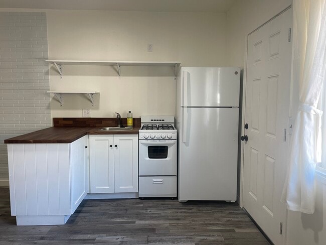 Building Photo - 9074 Paradise Park Dr
