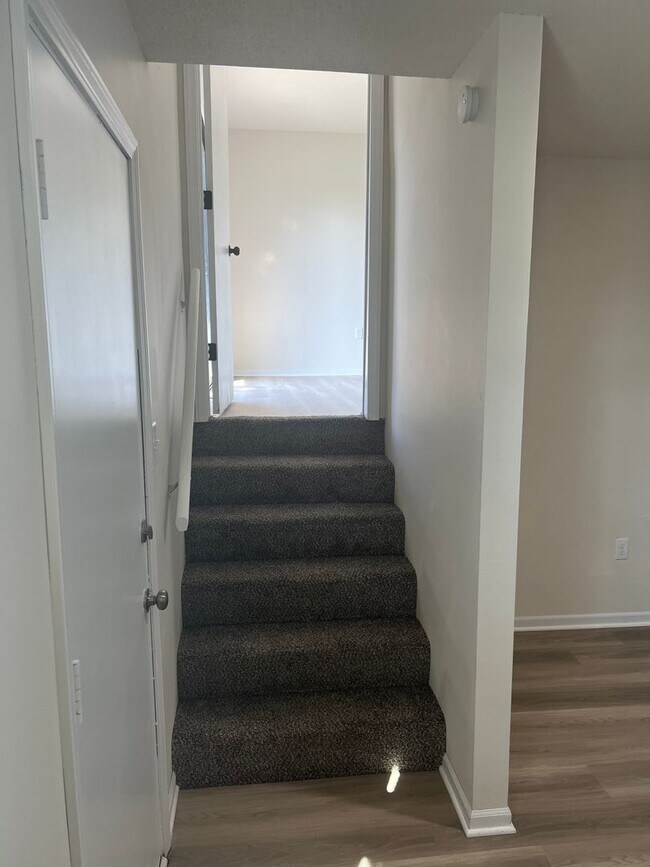 Building Photo - 758-760 Southampton Dr