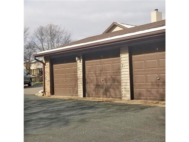 Building Photo - Awesome golden valley townhouse with 2 beds and 2.5 baths available 6/1/2024!