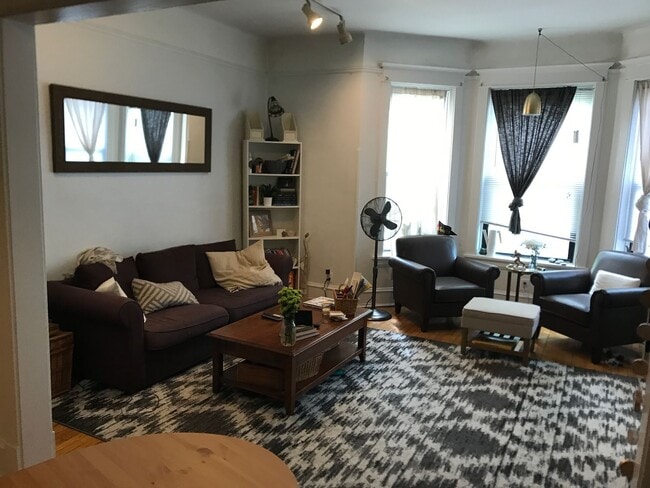 Building Photo - Very Spacious 2 BR/1 BA in Wrigleyville