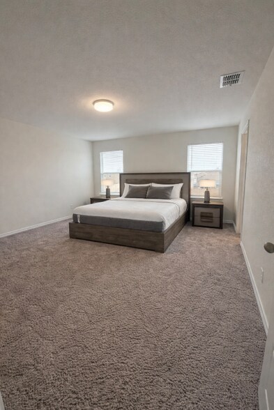 Building Photo - 409 Dakota Crk