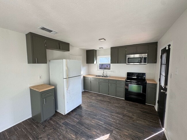 Building Photo - Spacious and recently remodeled 3 bedroom, 2 bathroom home located in a quiet neighborhood in Cop...