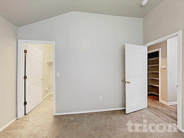 Building Photo - 9822 Vandenberg Way