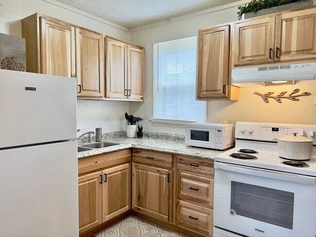 Building Photo - 1 bedroom/1 Bath, Furnished or Unfurnished available.