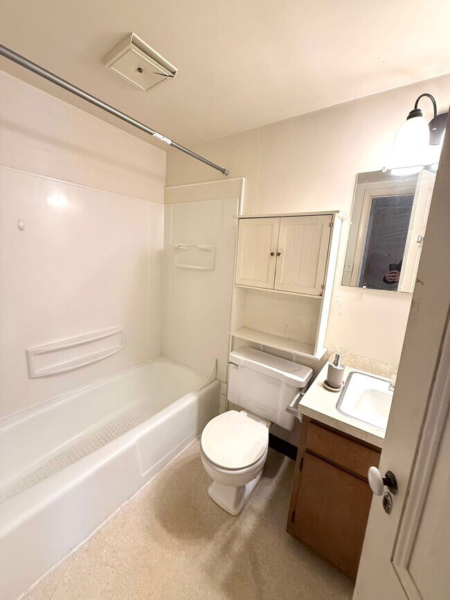 Building Photo - 463 Walnut St