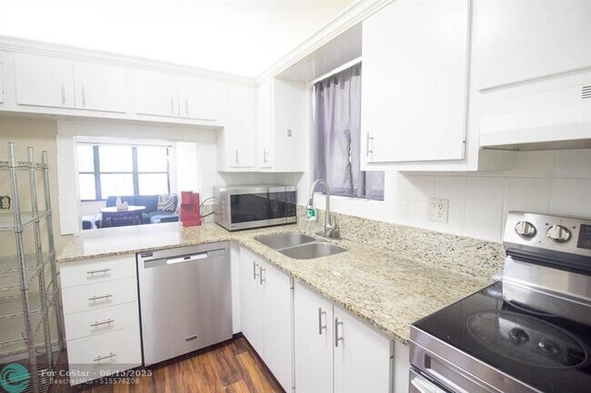 Building Photo - 2316 S Cypress Bend Dr