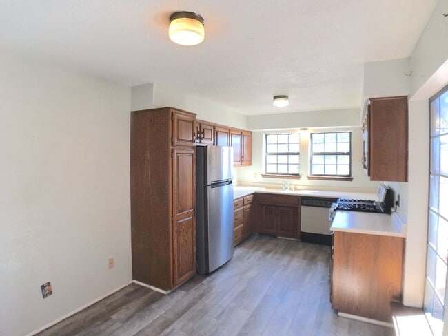 Building Photo - Spacious 2BR/2BA located on Golf Course in Rio Communities. Hardwood floors in living space. 2 Ca...