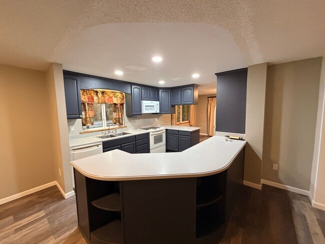 Building Photo - Private and quiet 3BD, 2 BA w/ 2 car garage near Fedrickson!