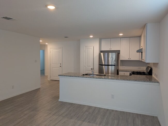 Building Photo - Fresh and Clean in New Braunfels!!