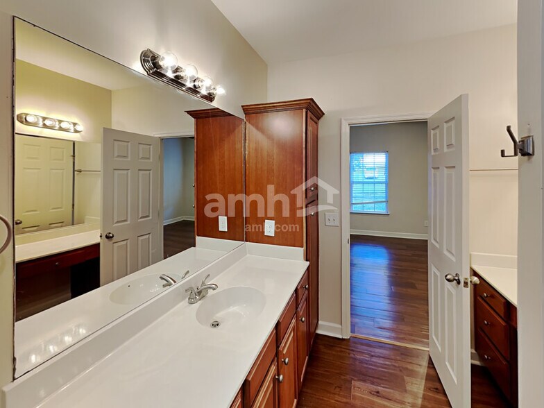 Building Photo - 140 Abbey Rd