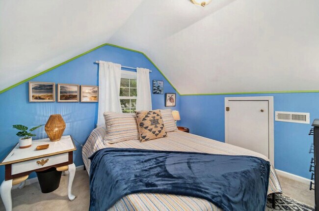 Building Photo - 452 Riverland Dr