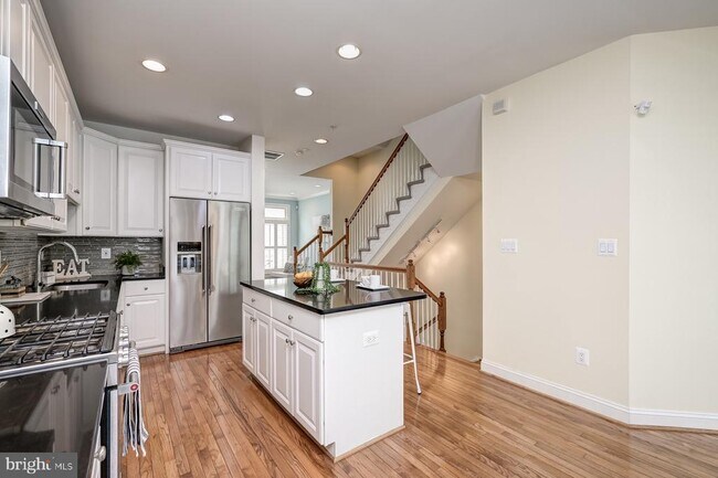 Building Photo - 1236 Harbor Island Walk