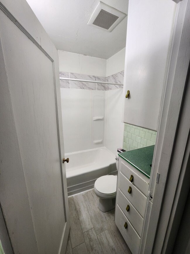 Building Photo - Charming 2 BR 1 Ba Single Family Residence Near Mall and Restaurants