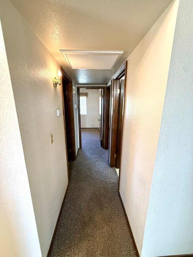 Building Photo - Spacious 3BR Cul-de-Sac Home with Bonus Room, New Carpet & Split Floor Plan!