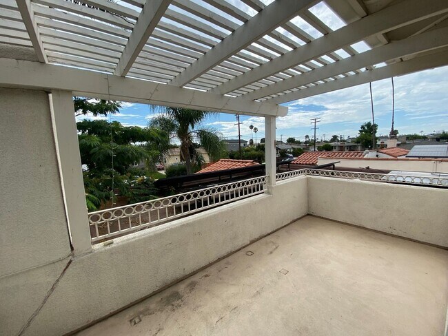 Building Photo - Renovated! AMAZING Pool+Spa!