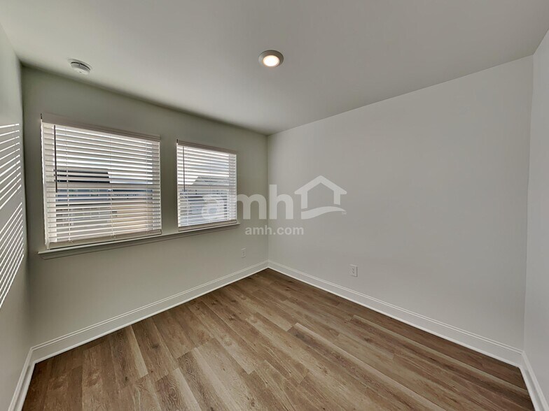 Building Photo - 209 Chase Ln