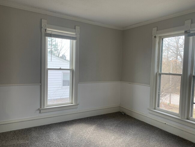 Building Photo - 320 W 13th St