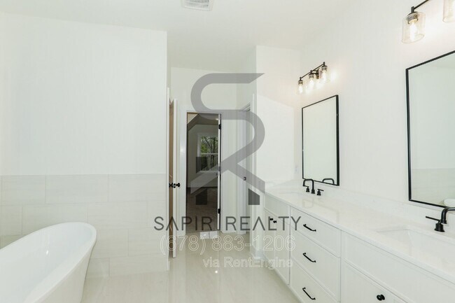 Building Photo - 3374 Lee Dr