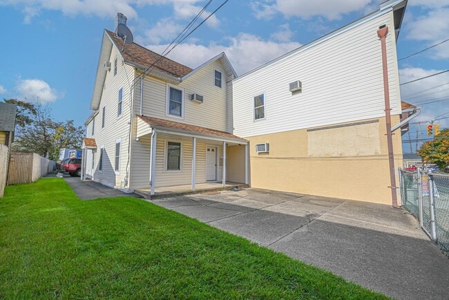 Building Photo - 72 5th Ave