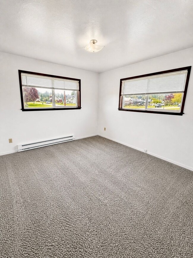 Building Photo - Large 3 Bed 1.5 Bath with large Garage Located in Cosmopolis