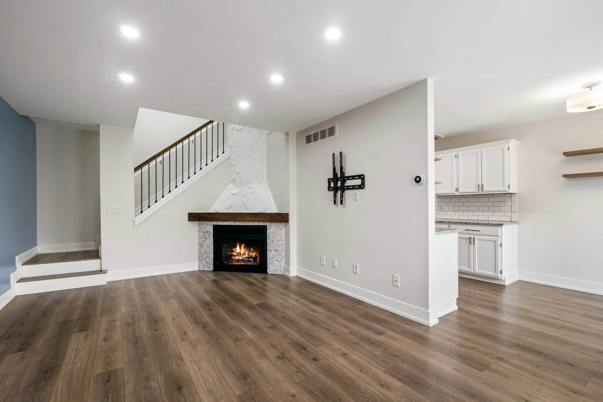 Building Photo - 38887 Country Cir