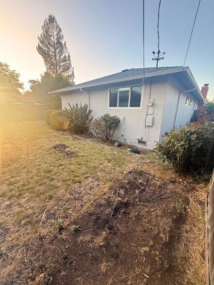 Building Photo - 212 E Hemlock Ave