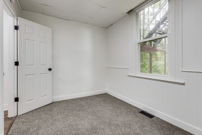 Building Photo - 240 Hazelwood Ave
