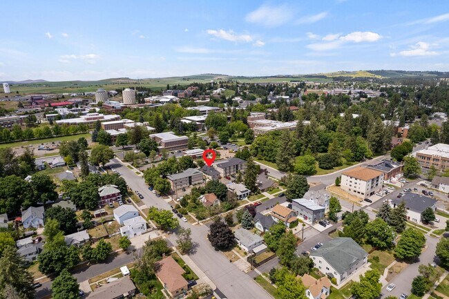 Building Photo - Renovated 5 Bed, 2 Bath House + Office EWU Off Campus Housing! AVAILABLE 7/20!