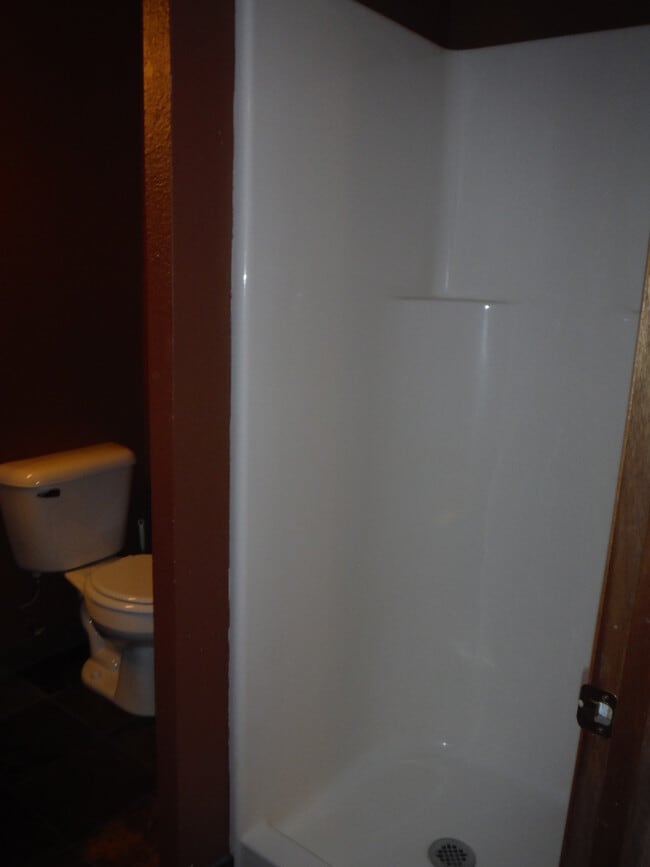 Building Photo - Cute 3 Bedroom Condo w/ Bonus Room - Walki...
