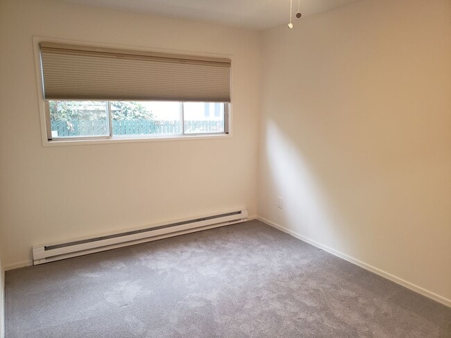 Building Photo - Charming Updated 2 bed/1 bath Condo on Ground Floor in Desirable Irvington District! W/S/T included