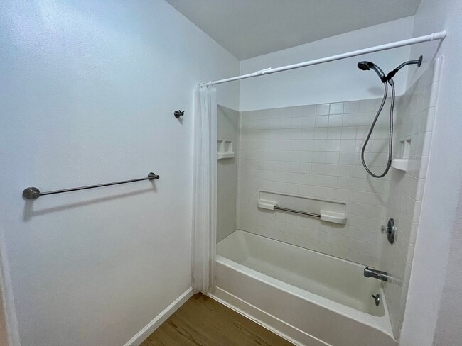 Building Photo - Discover a refreshed 2-bedroom, 2-bathroom residence in Mililani Mauka, complete with 2 parking s...