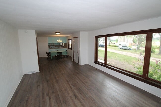 Building Photo - 4 bedroom farmhouse